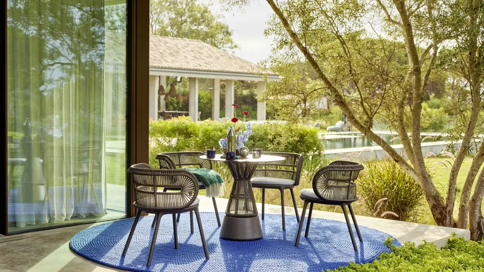 Dedon Cirql Nu armchair in invert fiber, patio chairs with a shifting two-tone weave