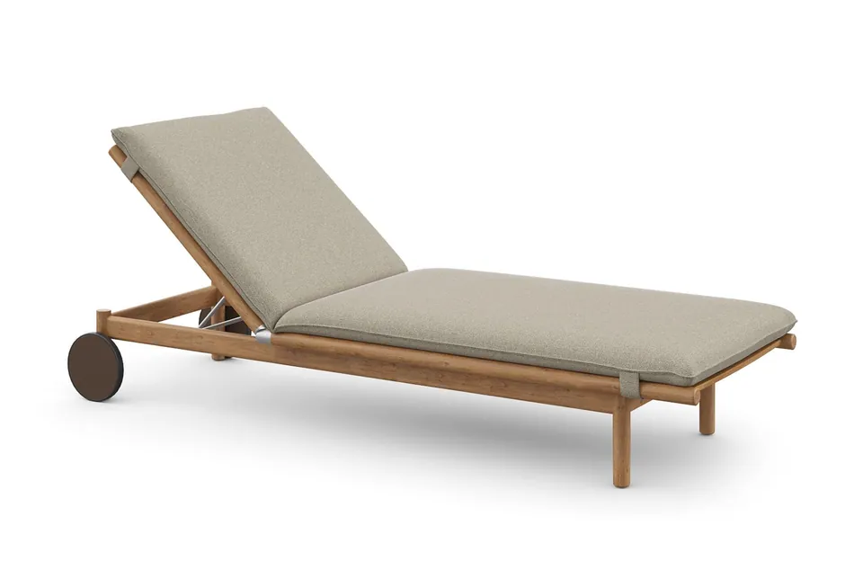 Dedon Tibbo beach chair with wheels, studio photo
